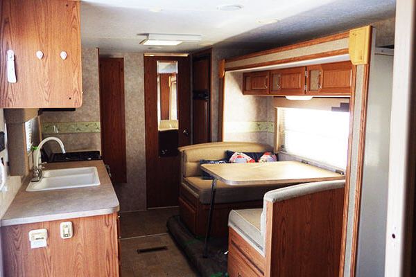 NASH Caravan: kitchen and dining area