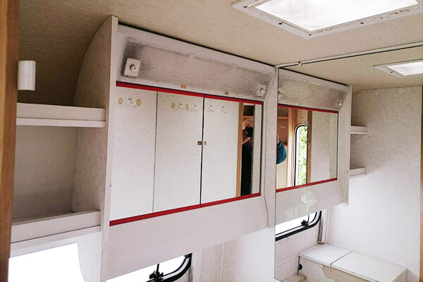 CHATEAU Caravan: cupboards